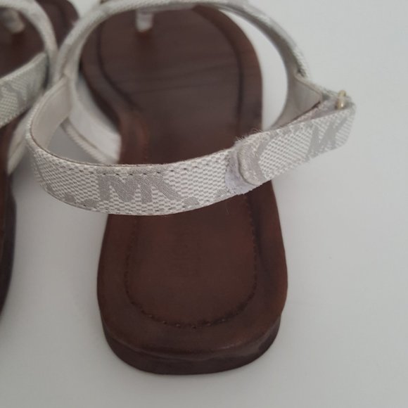 Girl's MICHAEL KORS MK Logo Plate White Thong Sandals Size 4 - Picture 4 of 13